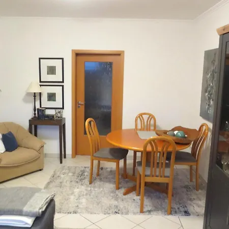 Charmante Erdgeschosswohnung In * ダウン