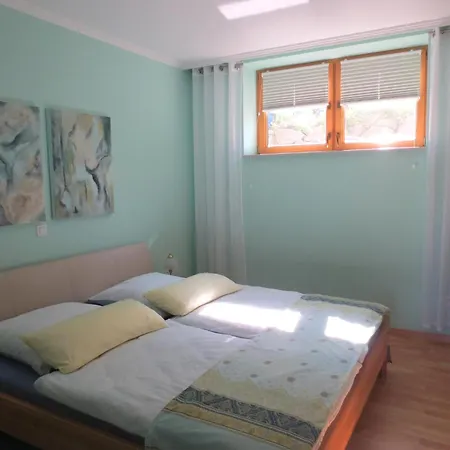 Flat With Idyllic Garden In * Daun